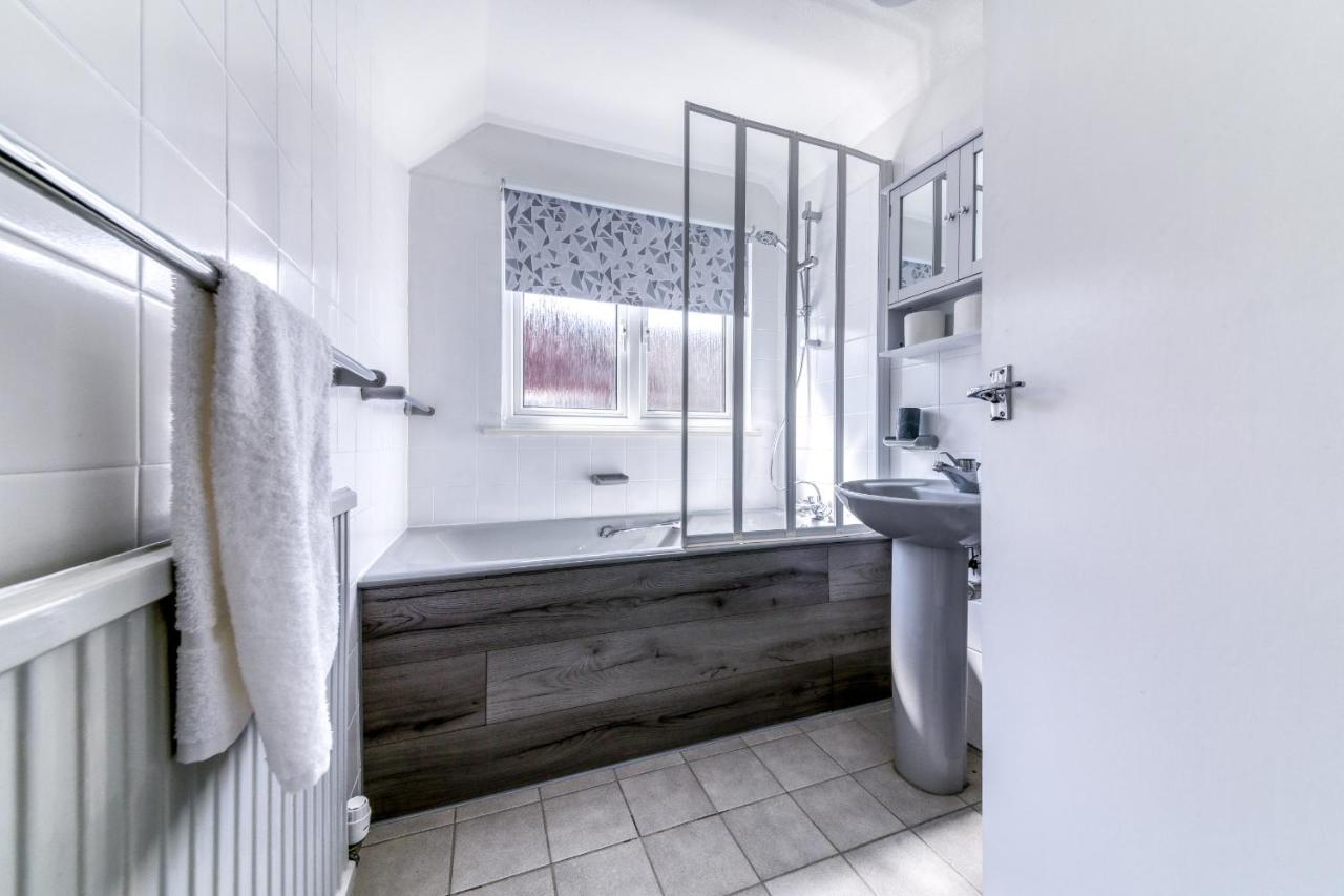 Contemporary 4 Bedroom Detached House With Parking And City Links クロイドン エクステリア 写真